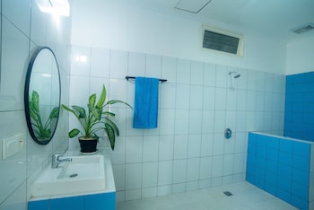 mad monkey kuta lombok