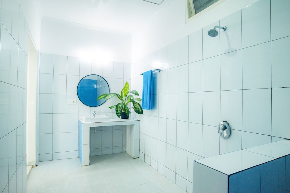 mad monkey kuta lombok