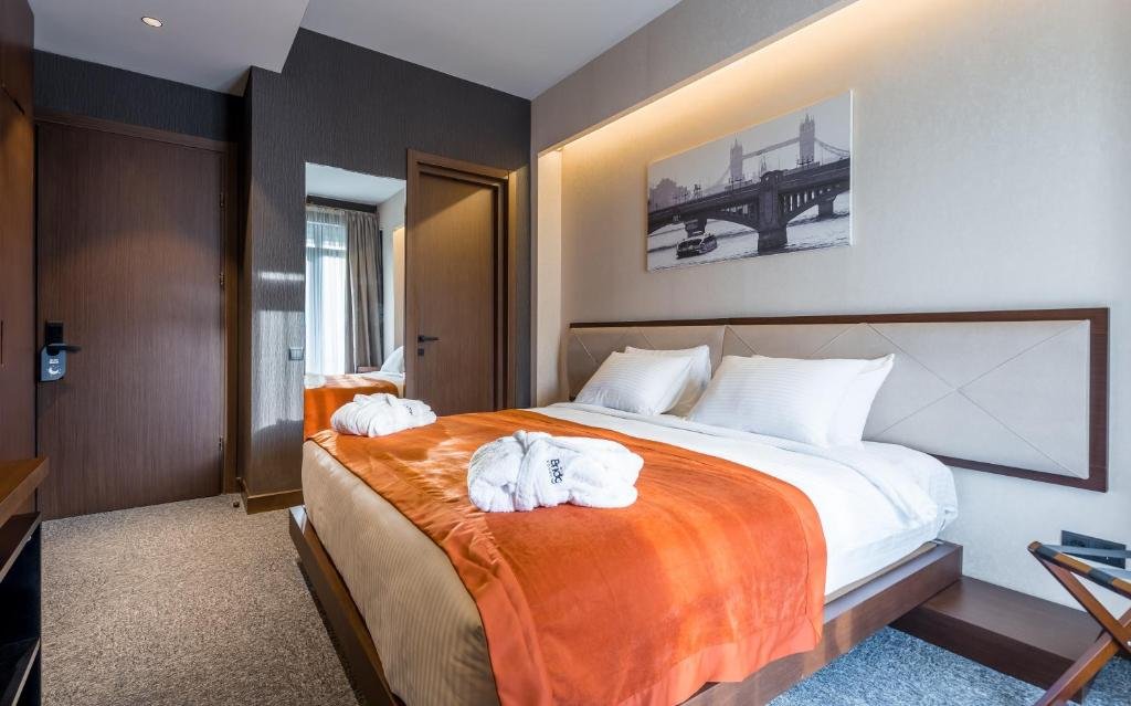 bridge hotel
