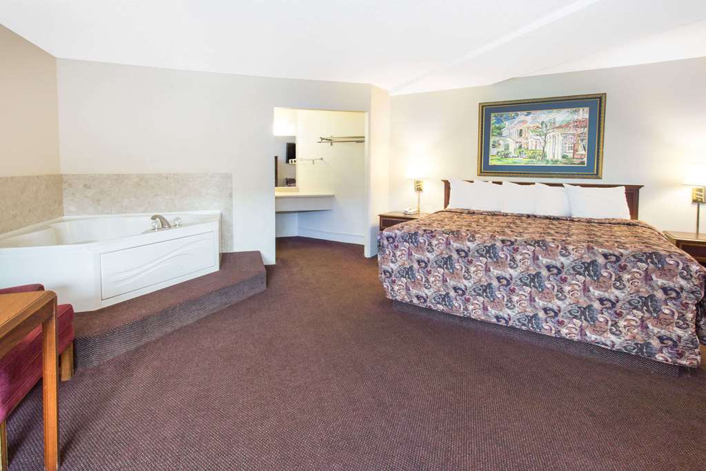 days inn by wyndham dubuque