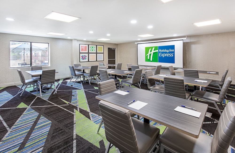 holiday inn express and suites birmingham inverness 280