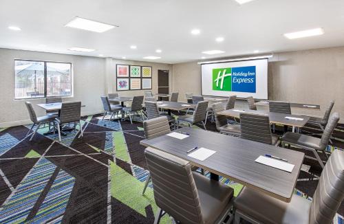 holiday inn express and suites birmingham inverness 280