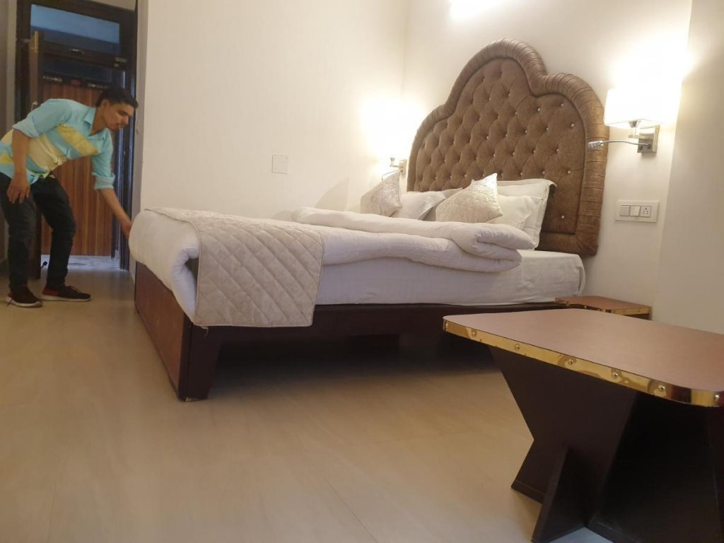 The Neeraj Palace,India>>Rishikesh,3 star