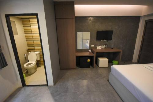 F Plus F Hotel,,2 star