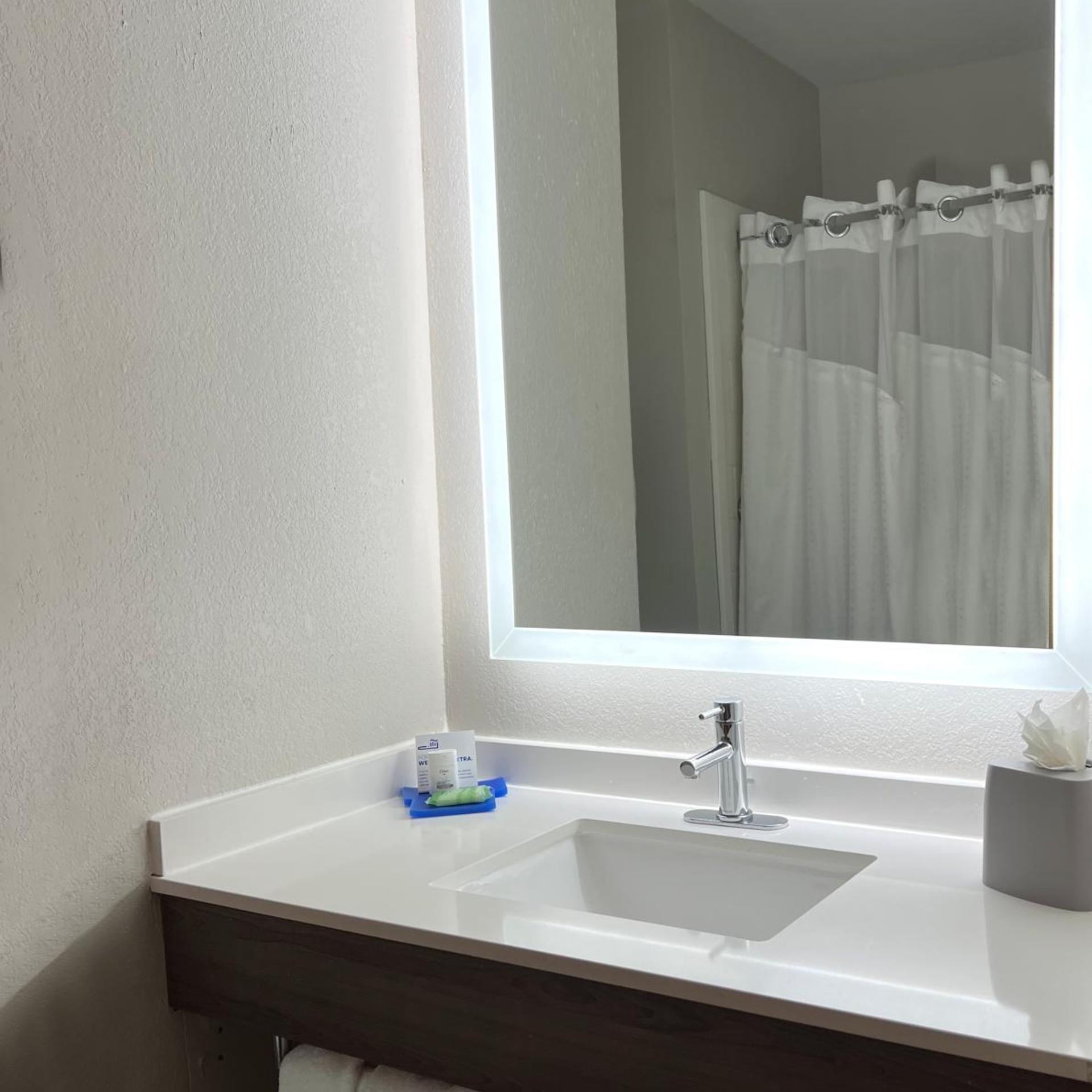 holiday inn express and suites waukegan by ihg