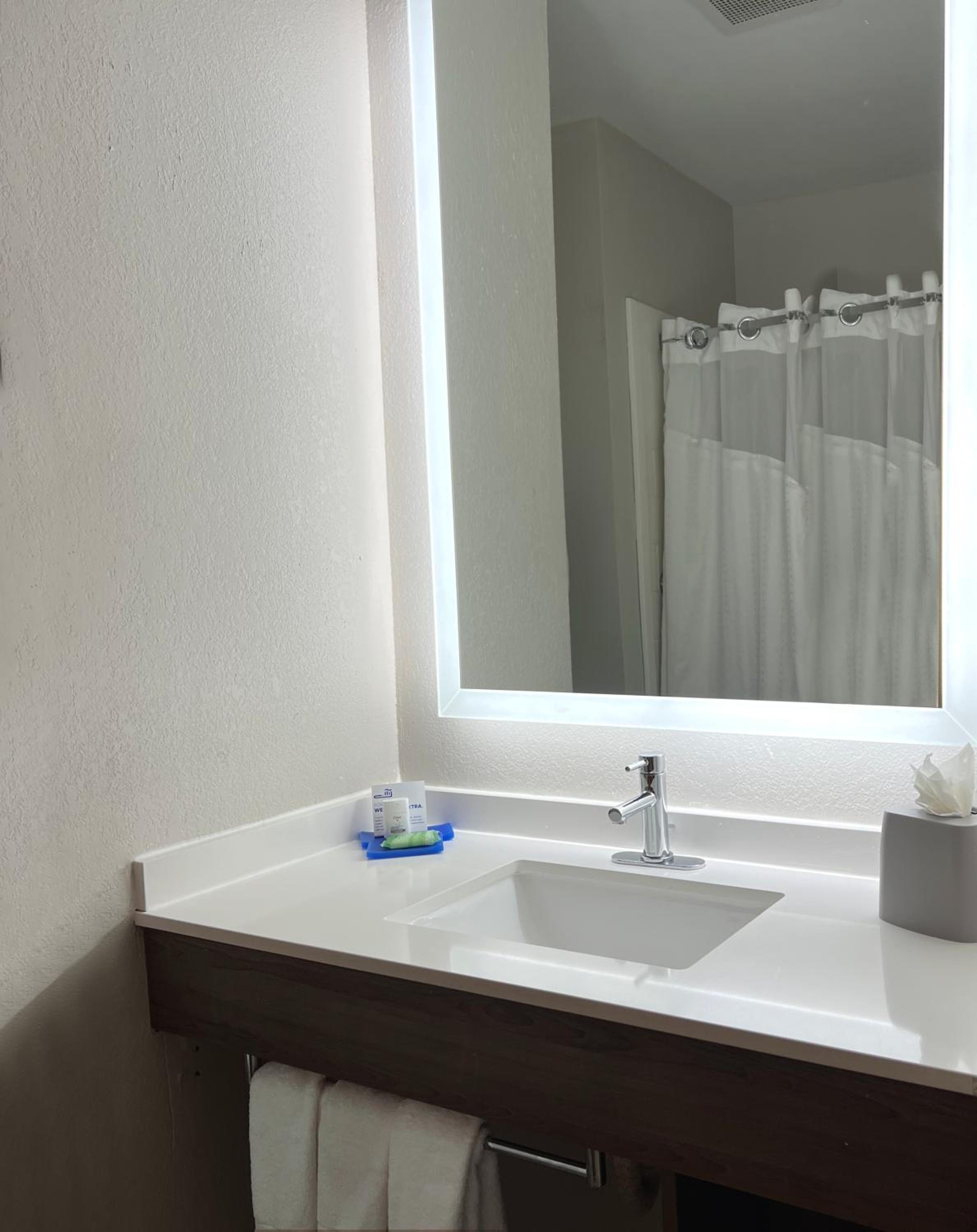 holiday inn express and suites waukegan by ihg