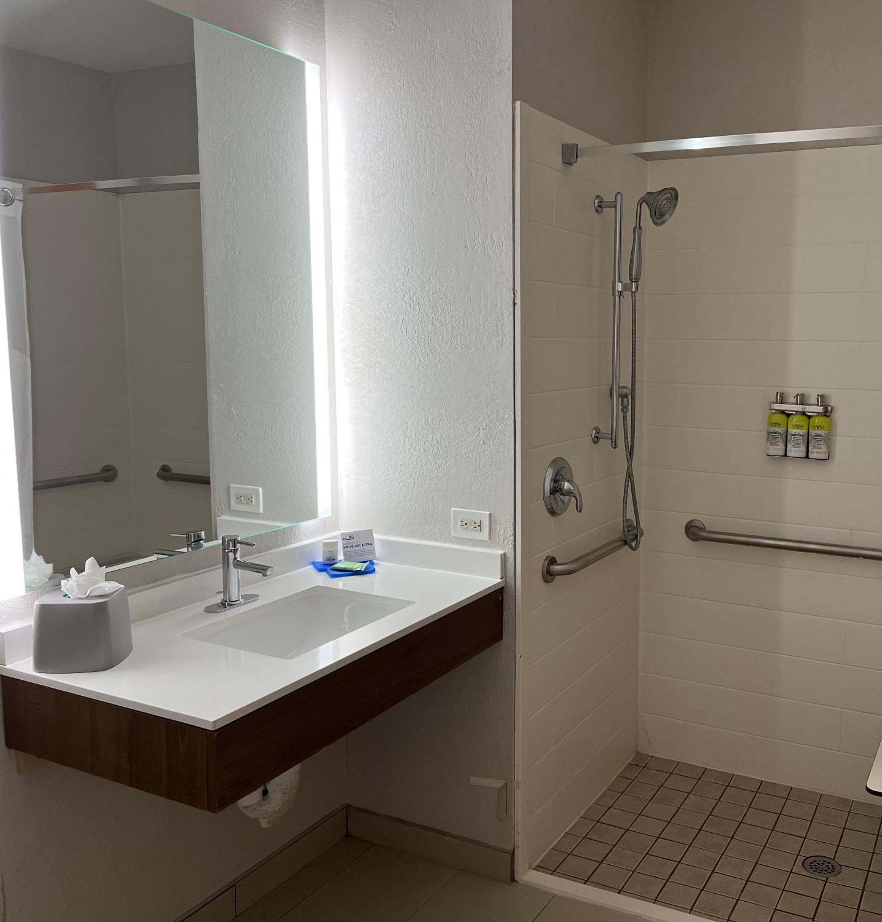 holiday inn express and suites waukegan by ihg