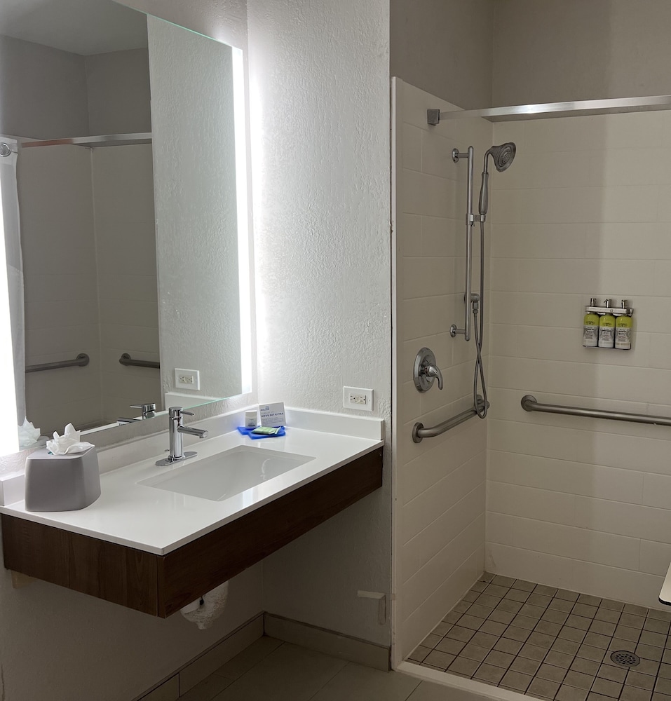 holiday inn express and suites waukegan by ihg