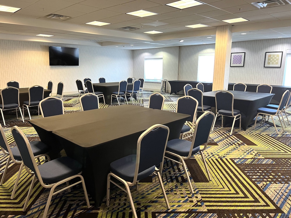 holiday inn express and suites waukegan by ihg