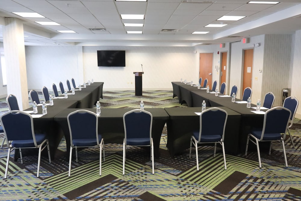 holiday inn express and suites waukegan by ihg