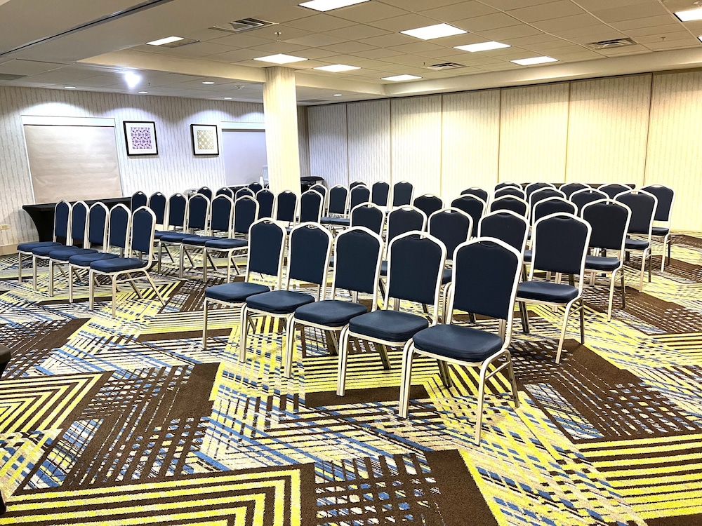 holiday inn express and suites waukegan by ihg