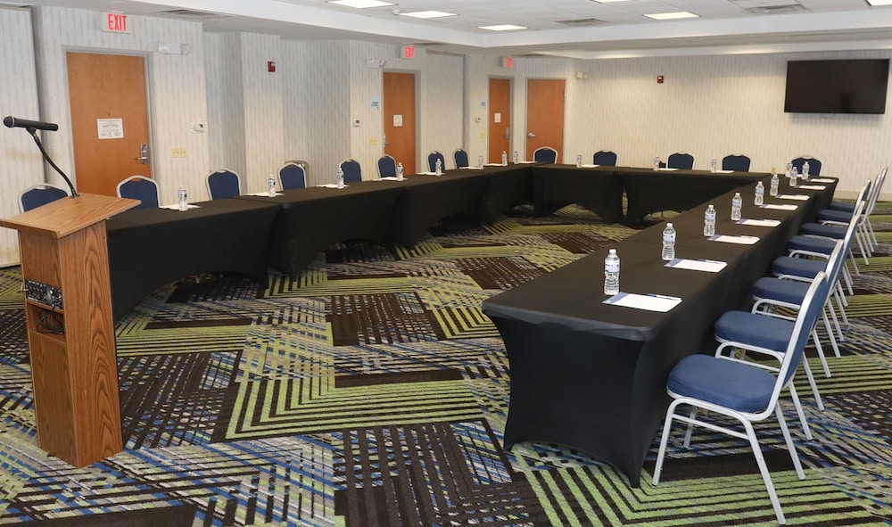 holiday inn express and suites waukegan by ihg