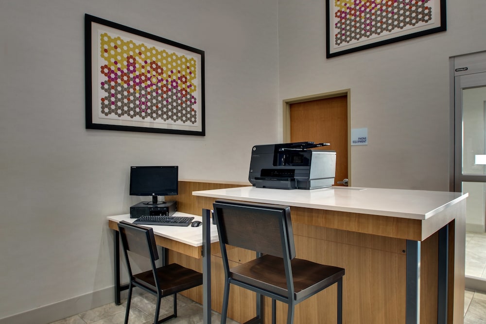 holiday inn express and suites waukegan by ihg