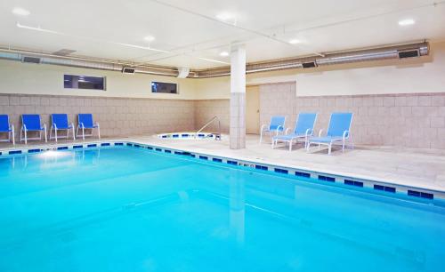 holiday inn express and suites waukegan by ihg