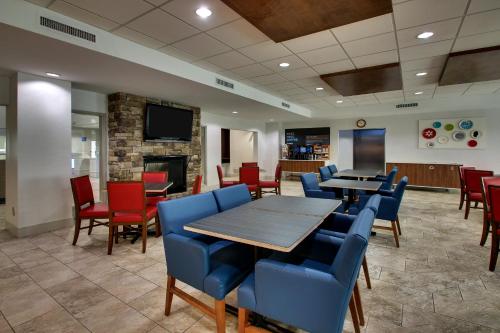 holiday inn express and suites waukegan by ihg