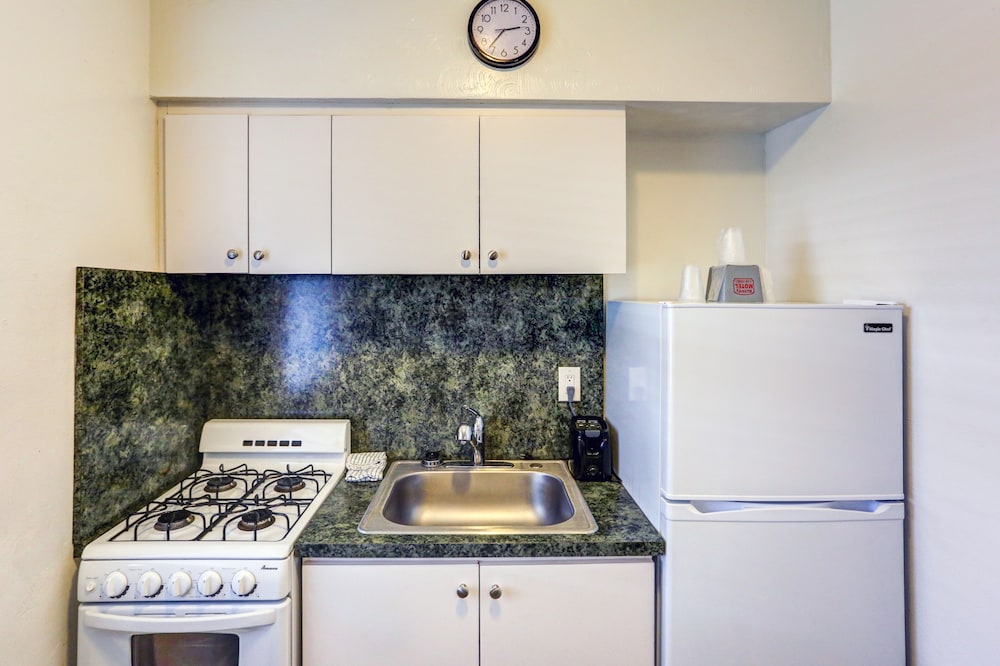 richards motel courtyard