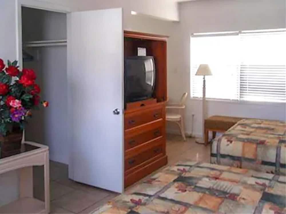 richards motel courtyard