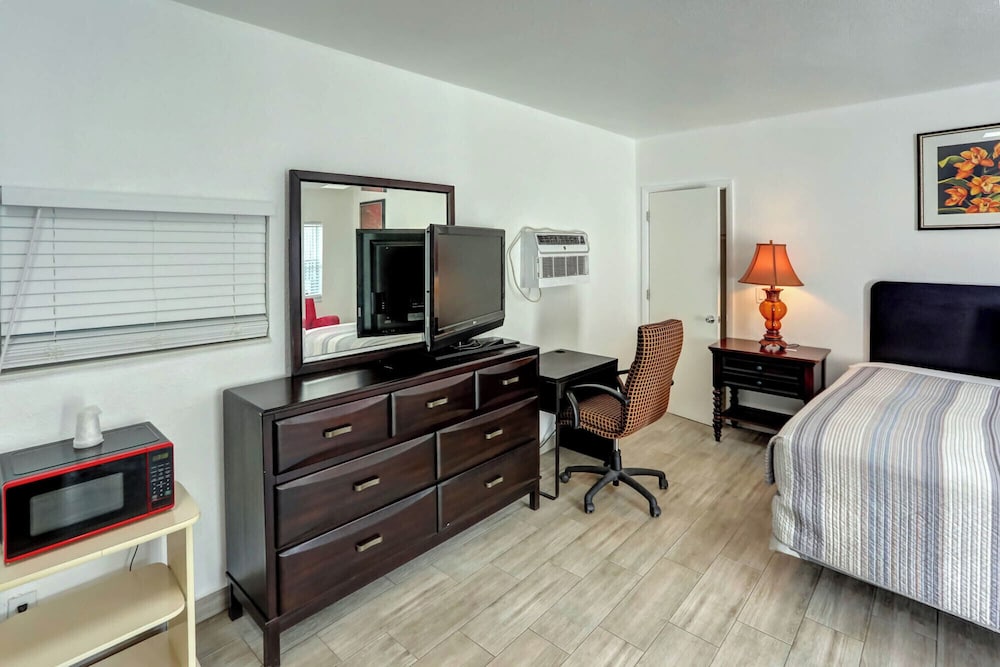 richards motel courtyard