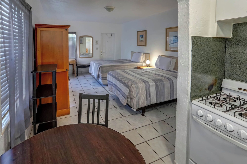 richards motel courtyard