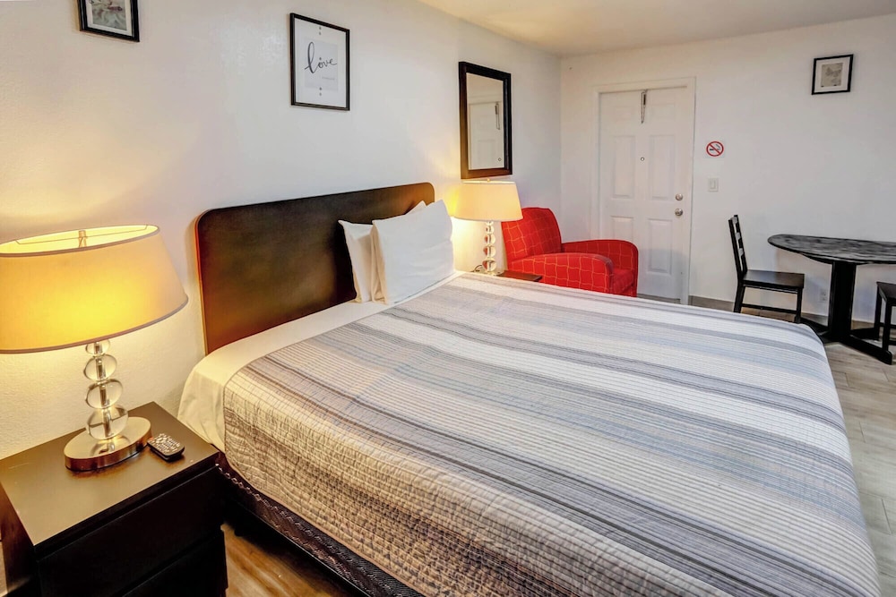 richards motel courtyard