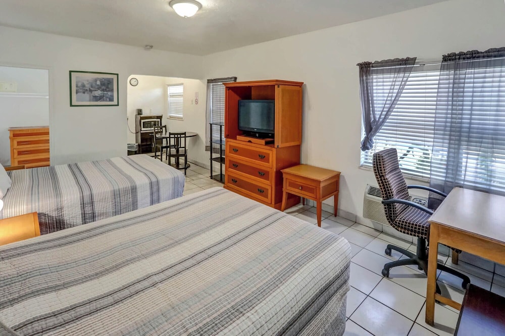 richards motel courtyard