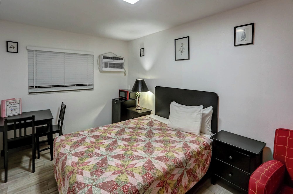 richards motel courtyard