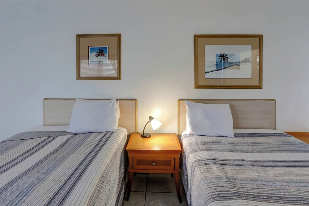 richards motel courtyard