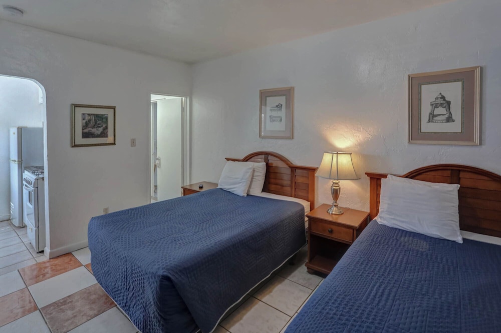 richards motel courtyard