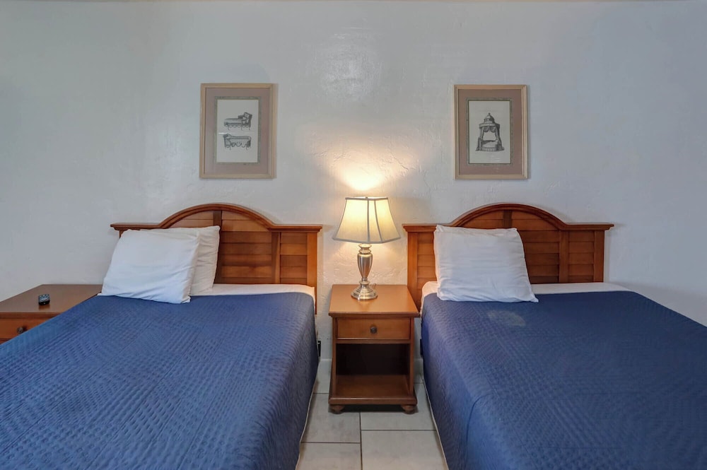 richards motel courtyard