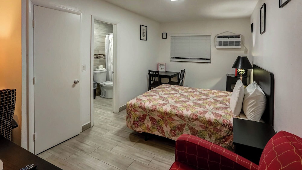 richards motel courtyard