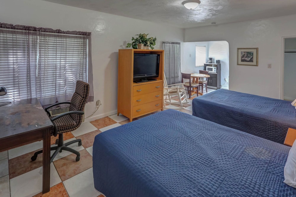 richards motel courtyard