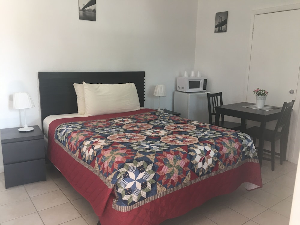 richards motel courtyard