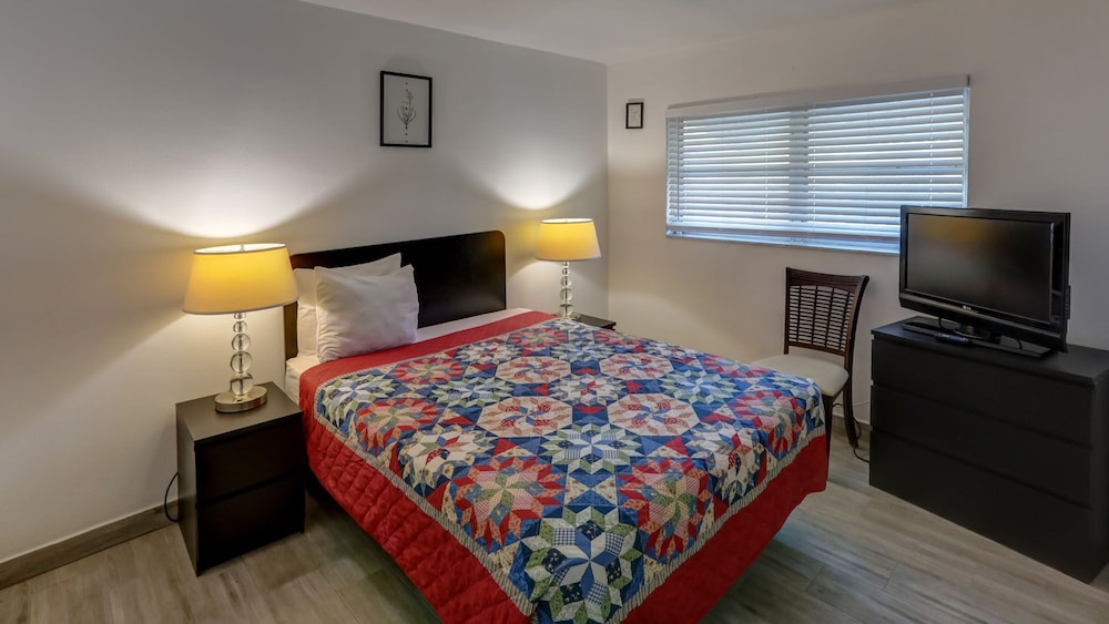 richards motel courtyard