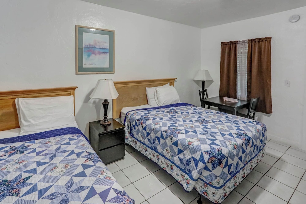 richards motel courtyard