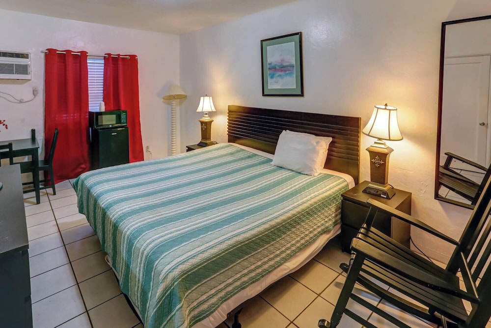 richards motel courtyard