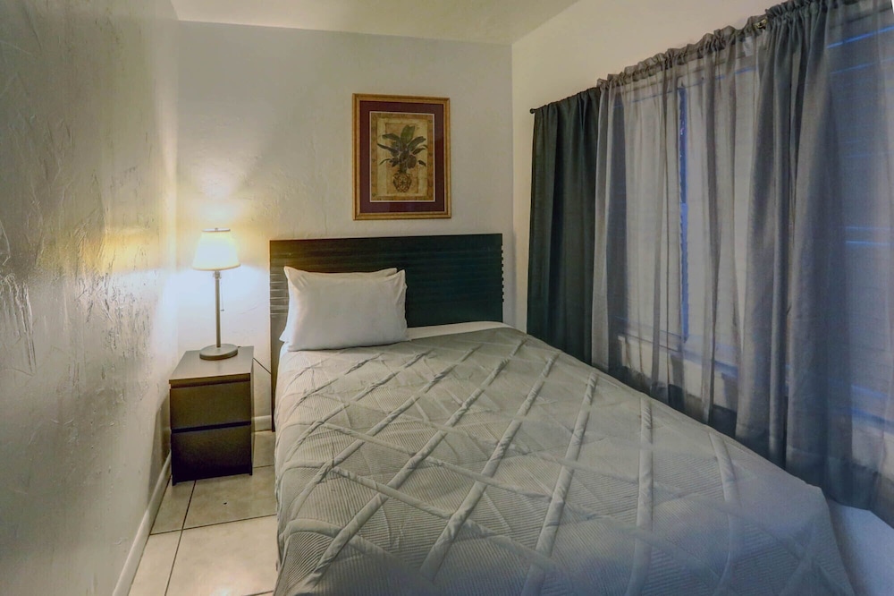 richards motel courtyard