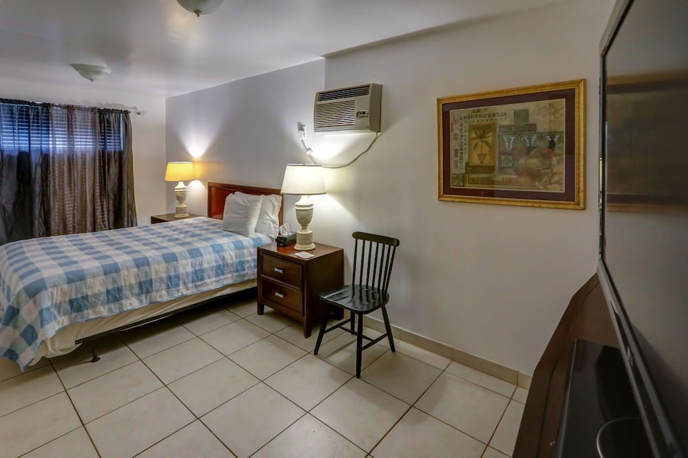 richards motel courtyard