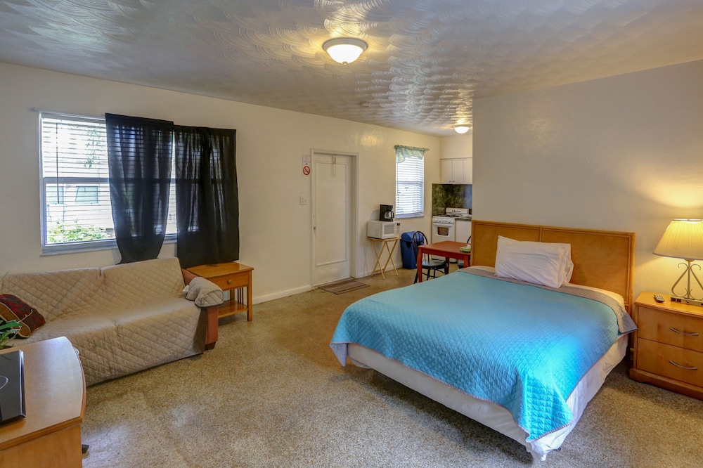 richards motel courtyard