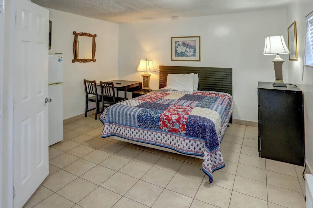 richards motel courtyard