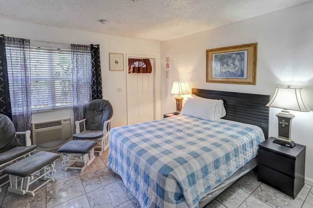 richards motel courtyard