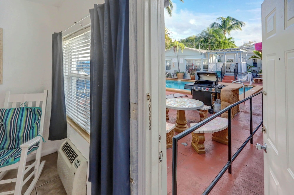 richards motel courtyard