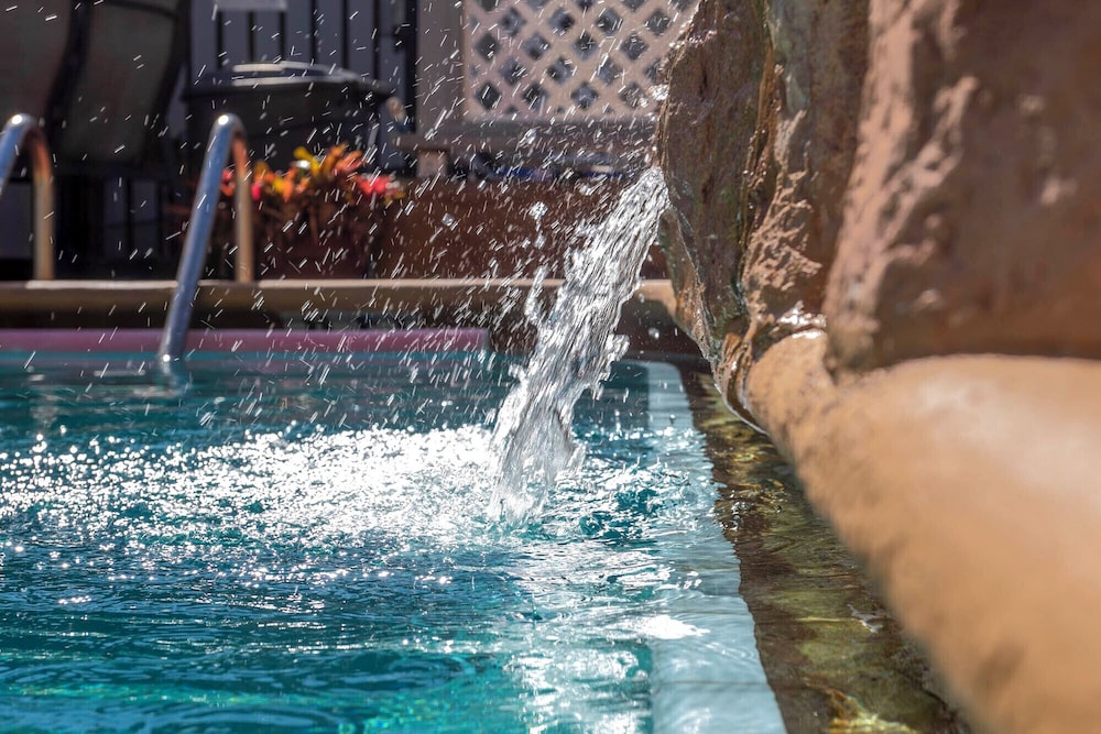 richards motel courtyard