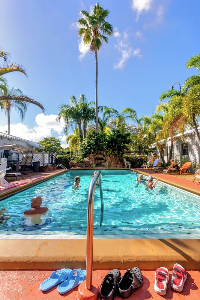 richards motel courtyard