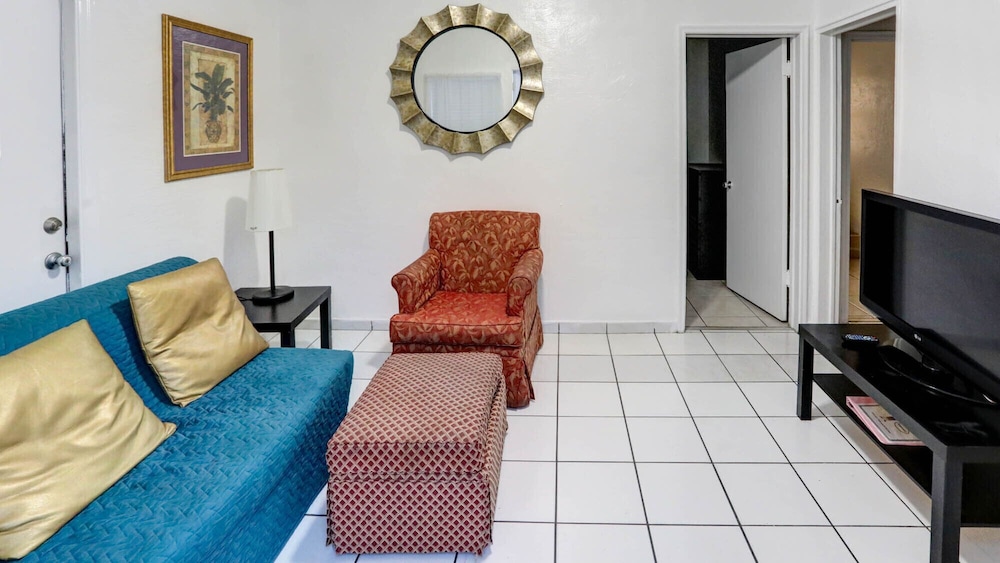 richards motel courtyard