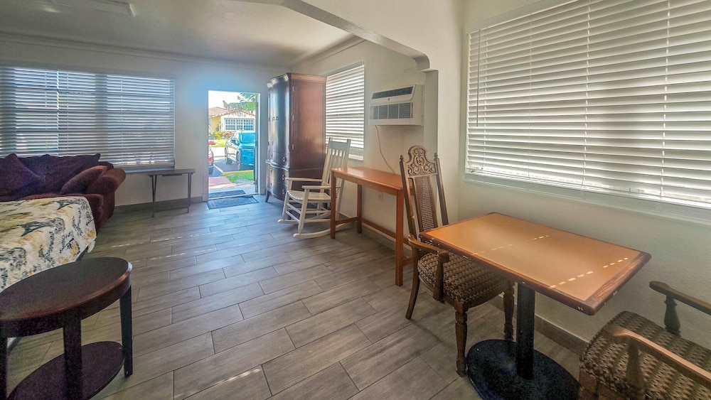 richards motel courtyard