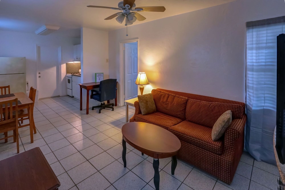 richards motel courtyard