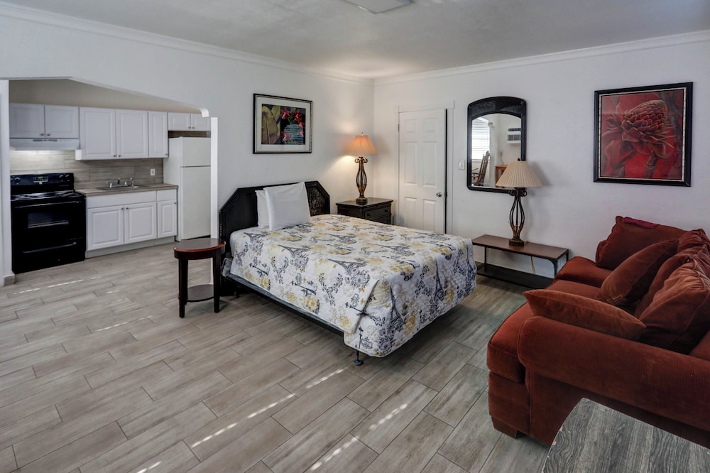 richards motel courtyard