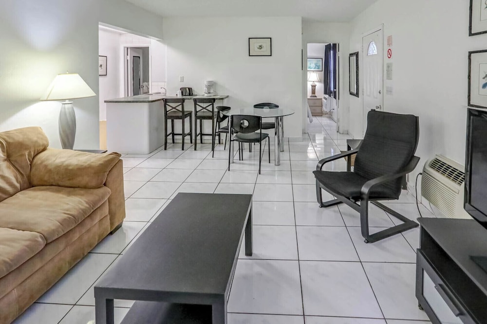 richards motel courtyard