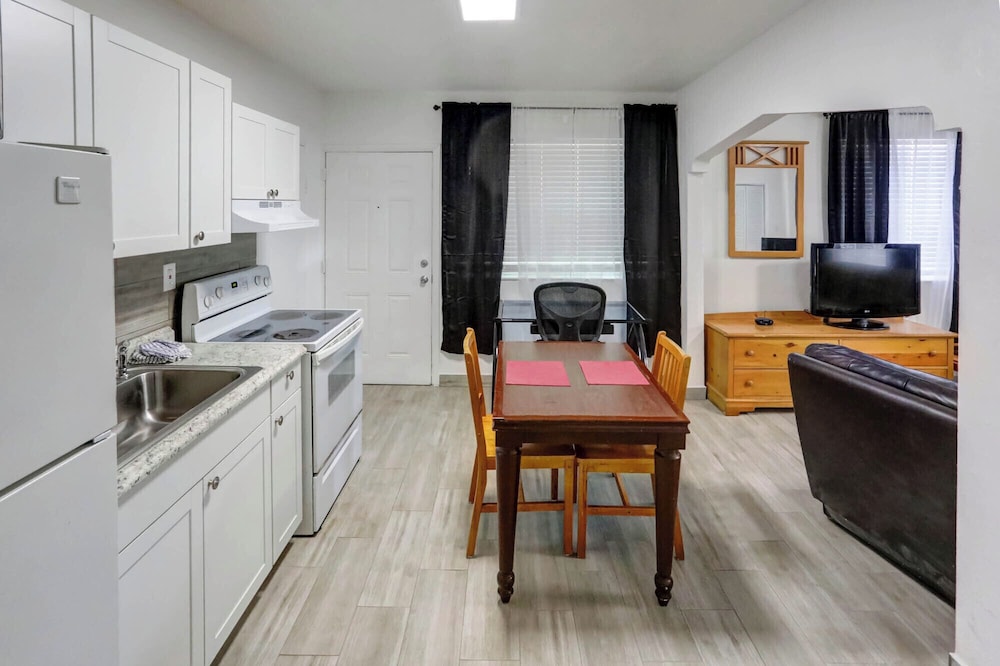 richards motel courtyard