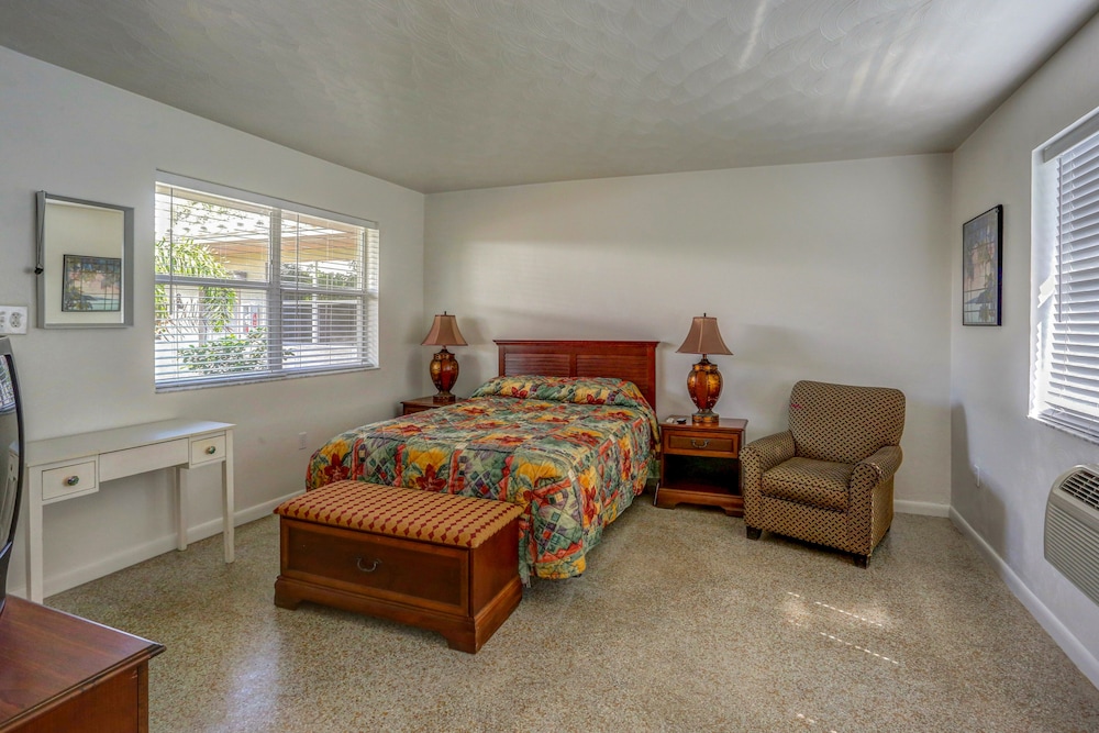 richards motel courtyard